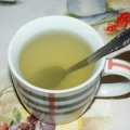 В отдельную чашку положите чайную ложку меда и добавьте из заварника желаемое количество чая из имбиря и лимона.