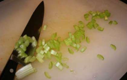 Измельчите с помощью ножа лук и чеснок на небольшие кубики. Сельдерей считается пикантной специей, и она отлично подходит для этого соуса, измельчите его как можно мельче.
