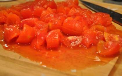 Морковь натрите на средней терке. С помидор необходимо снять кожуру, поэтому залейте свежие помидоры кипятком и через несколько минут снимите шкурку. Измельчите помидоры с помощью ножа.