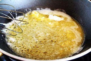 На разогретую сковороду выложите сливочное масло и обжарьте до золотистого цвета.