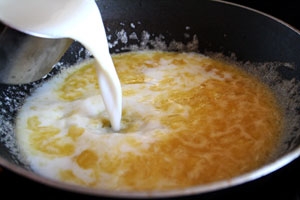 Теперь добавьте панировочные сухари и обжаривайте их на протяжении трех минут. Влейте ароматное молоко, посолите и поперчите по вкусу. Постоянно взбивая венчиком, доведите смесь до кипения.