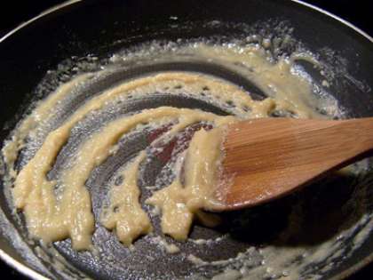 Сливочное масло выложите на сковородку и растопите, помешивая, добавьте необходимое количество муки. Постоянно перемешивайте до образования сливочного цвета.