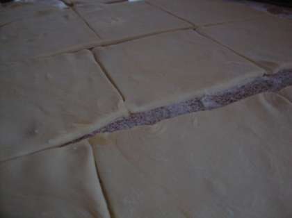 Грибы необходимо нарезать небольшими кусочками. Сыр натрите на средней терке. Раскатываем своими руками тесто в тонкий пласт и разделяем на ровные квадраты.