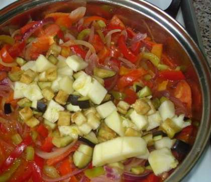 На мелкие кусочки порежьте баклажан, цуккини, перец и лук. Обжарьте овощи на оливковом масле до мягкого состояния. Охладите и смешайте с тертым сыром.