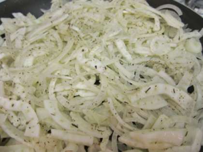 Накройте тесто и поставьте в теплое место на один час. Нарежьте лук полукольцами и измельчите укроп. Сыр натрите на средней терке. Маслины нарежьте тонкими кружочками. На сковороде потушите лук с зеленью, тимьяном и орегано на протяжении 20 минут.