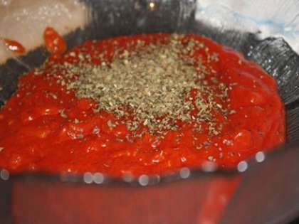 В блендере измельчите помидоры, добавьте томатную пасту, все необходимые специи и соль. Доведите ингредиенты до однородной консистенции.