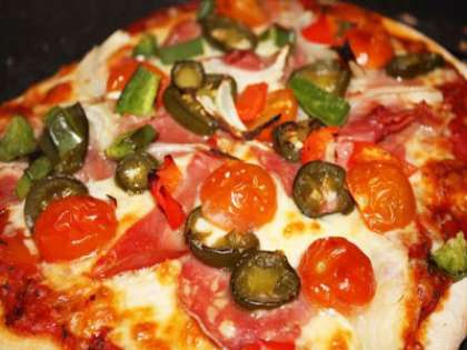 Выпекайте пиццу на протяжении 30 минут до румяной корочки. После приготовления дайте пицце немного остыть и подавайте на стол.