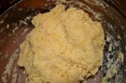 Картофель отварите традиционным способом и приготовьте самостоятельно пюре и всыпьте муку. В отдельной емкости взбейте слегка яйца и добавьте к пюре. Замесите тесто.