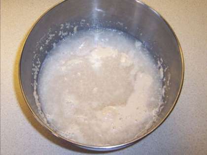 В отдельной емкости соединяем сухие дрожжи с солью, перетираем и вливаем теплое молоко. Такую смесь оставляем на 15 минут настаиваться.