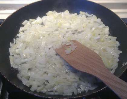 Лук почистить и порезать мелко. Обжарить лук на растительном масле в сковороде. Перец разрезать пополам, удалить семена. Нарезать перец небольшими кусочками квадратной формы. Выложить перец в сковороду к луку. Обжарить  в течение 7 минут. После этого влить кетчуп. Тушить в течение еще 7 минут. Добавить мелко рубленную зелень, чеснок,  измельченный в чеснокодавилке, посолить и поперчить по вкусу. Сыр нужно натереть на терке. Порезать маслины кольцами. В банке вилкой размять тунец.