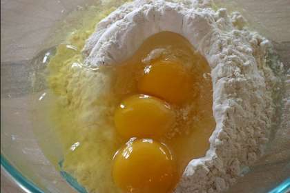 Сначала нужно замесить тесто. Для этого свежие куриные яйца помыть водой. В миску разбить яйца. Добавить туда  муку и майонез. Все тщательно перемешать. Тесто должно быть без комочков,  однородное по консистенции и немного жидковатое.