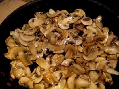 Сначала нужно выбрать грибы для соуса. Свежие шампиньоны есть в продаже круглый год, можно взять их. В идеале нужны белые грибы. Почистим грибы, пересыпаем в дуршлаг, тщательно промоем холодной водой. Вода должна стечь. Нарезать грибы мелкими кусочками.