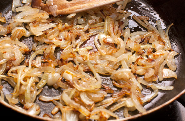 Пока варится картошка, приготовьте к ней вкусное дополнение в виде жареного лука. Нарежьте его тонкой соломкой и обжарьте, постоянно помешивая, до золотисто-коричневого цвета.