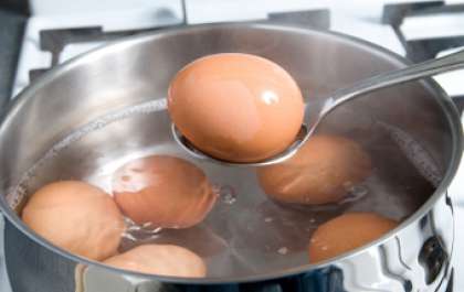 Для начала нам понадобятся куриный яйца. Укладываем их в кастрюлю и заливаем водой так, чтобы они на один сантиметр ушли под воду. Ставим яйца на огонь и после закипания варим 20 минут на среднем огне. Как только яйца сварятся, так ставим их под струю холодной воды.