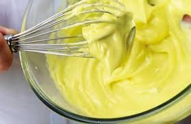 Вбейте желток в отдельную емкость, добавьте лимонный сок, сметану и горчицу. Взбейте все ингредиенты венчиком.