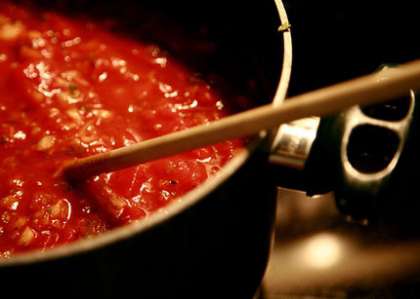 Потом добавьте в сковороду (сотейник) с овощами томатную пасту (кетчуп). Не забывайте постоянно помешивать. Далее добавьте в подливу немного кипятка, а также соевую (обычную) муку, соль, перец и остальные специи по вкусу. Помешайте и снимите с огня. Если подлива вышла гуще, чем нужно, добавьте еще некоторое количество кипятка.