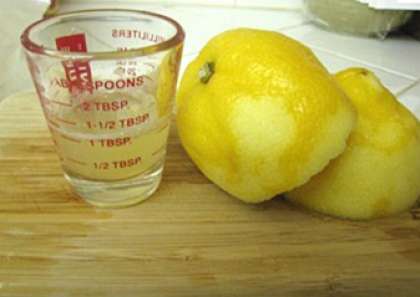 Для начала своими руками выжимаем сок из одного лимона.