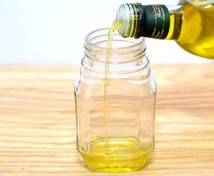 В стеклянной емкости соедините растительное или оливковое масло с уксусом. Уксус лучше выбирать яблочный или винный, эти сорта  отлично сочетаются с овощными салатами.