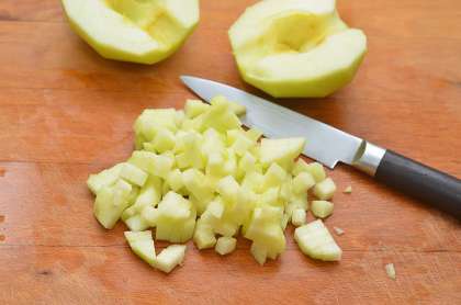 Для приготовления вкусной приправы следует взять кисло - сладкие яблоки. Промойте их, а потом самостоятельно своими руками снимите с них кожуру. Разрежьте яблоки пополам, удалите сердцевину. Затем нарежьте их на небольшие кусочки (2Х2).