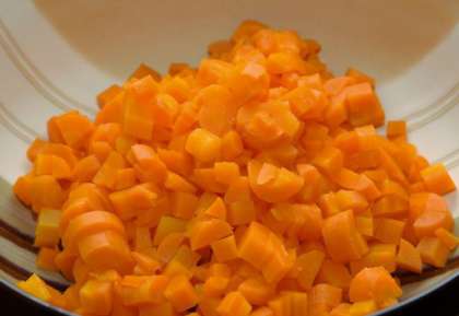 Морковь промойте. Затем ее следует очистить и порезать кубиками (1Х1).