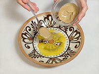 Промойте хорошо яйца под проточной водой и отделите желтки от белков. Поместите желтки в емкость и добавьте горчицу.
