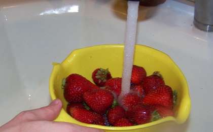 Теперь нужно перелить ягодно-уксусную жидкость в банку, добавить целые ягоды малины и настоять в холодильнике неделю. Такой уксус будет очень ароматный!