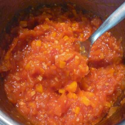 Затем нужно добавить в кастрюлю перец и помидоры. Обжаривать овощи примерно 10 минут до мягкости. Потом  добавить полстакана воды и овощи продолжать тушить еще минут 5.