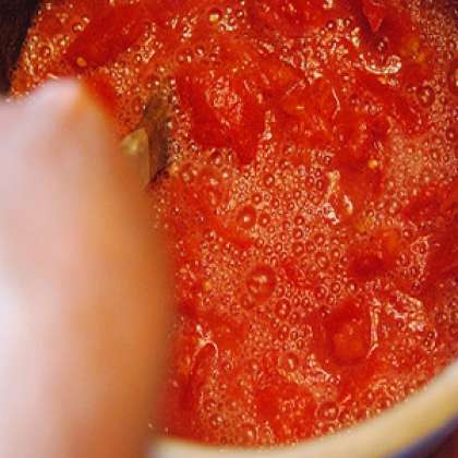 Для начала нам необходимо выбрать помидоры. Для приготовления кетчупа и томатной пасты нужно выбирать помидоры, называемые сливками. Это  мясистые, толстокожие, сочные томаты. Перебрать томаты, выбрать целые плоды. Хорошо их промыть холодной водой. Репчатый лук очистить от кожуры и помыть.  Выложить лук вместе с томатами в глубокую миску и дать обсохнуть. Помидоры порезать на четыре части. Нашинковать лук крупными кубиками.