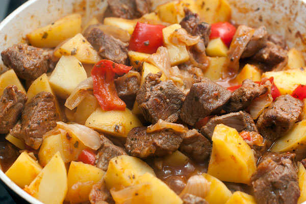 Когда мясо и картофель станут мягкими, блюдо готово. В самом конце можно добавить несколько хороших маслин.  