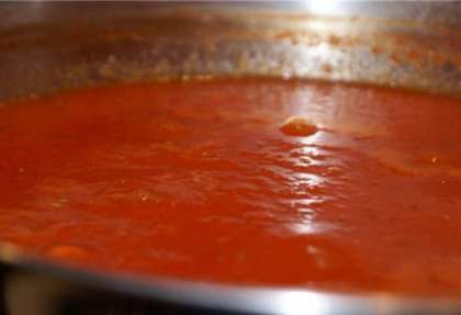 В отдельную миску положить томатную пасту и развести ее водой, тщательно все перемешать. Вылить в кастрюлю полученную смесь.
