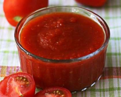 Готовую массу залить еще горячей в банки и закрыть крышками. Такой вкусный кетчуп  можно хранить очень долго в прохладном месте.