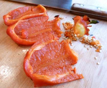 Морковь  нужно выбирать оранжевого цвета. Тщательно промыть морковь холодной водой и очистить от кожуры. Нарезать морковь небольшими кубиками.