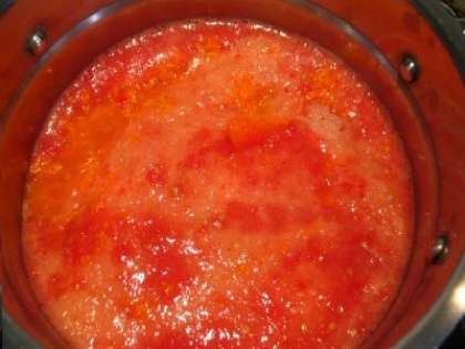 После этого возьмите простую чащу блендера и сложите в нее порезанные томаты, сладкий и горький перец. Измельчите, чтобы получилась однородная масса.