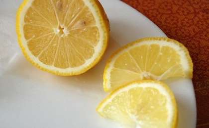 Лимон промойте своими руками. Затем обсушите бумажной салфеткой (полотенцем). После этого простой лимон разрежьте надвое, а затем только половину самостоятельно нарежьте полукольцами толщиной 0,5 см.