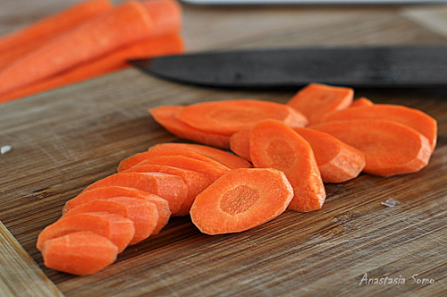 Промыть рис. Морковь нарезать кружками по диагонали, затем соломкой.
