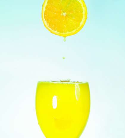 Тщательно помоем апельсин горячей, а потом холодной водой. Очистим от кожуры, поместим дольки в соковыжималку и сделаем апельсиновый фреш. Это намного полезнее, чем покупать готовый магазинный апельсиновый сок. В миску аккуратно на мелкую тёрку натрем апельсиновую цедру.