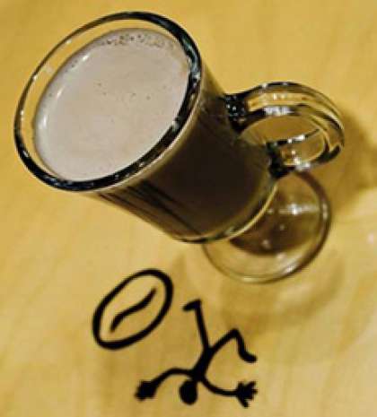 Для  такого коктейля будем использовать специальные бокалы Irish Coffee. Закипятим воду в чайнике. Нальем в бокал кипяток, подождем пару секунд и выливаем воду. Бумажным полотенцем просушим бокал.