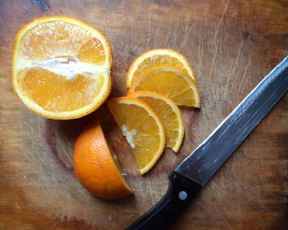 Промойте апельсин под проточной водой и нарежьте на 8 полуколец.