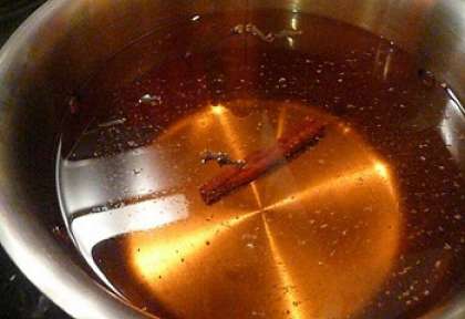 Нагрейте на слабом огне яблочный сок, добавьте пряности и сливочное масло. Доведите до кипения и варите не более 7 минут, постоянно перемешивая.