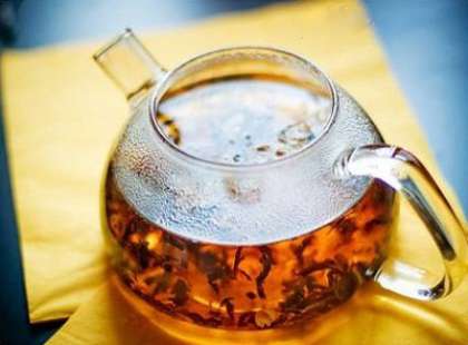 В заварном чайнике заварите необходимое количество чая, пусть чай настоится на протяжении 10 минут. Лимон разрежьте пополам.