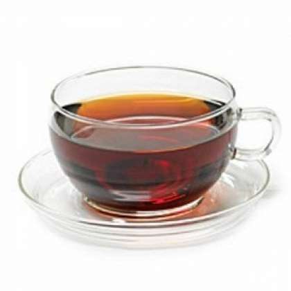 Закипятите оставшуюся воду. Ополосните заварной чайник кипятком, всыпьте чай и заварите. Чай должен настояться 10 минут.