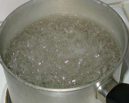 В сотейник налить очищенную дистиллированную воду.