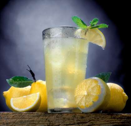 Сначала нужно приготовить лимонный сок.