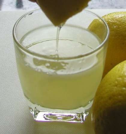 Лимон хорошо помыть, разрезать пополам и выжать сок из половинки лимона. Для этого рецепта нам не понадобится много лимонного сока – всего пару капель.