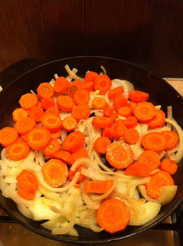 Лук и чеснок нарезать. Кинуть на сковородку. обжарить, добавит(почти сразу же) морковь, затем тыкву. Все овощи обжарить мин 10.