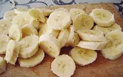 Берем очищенные свежие бананы и нарезаем кружочками средней толщены.