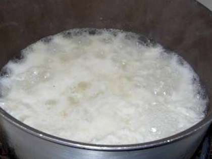 Замочите в воде на ночь рис. Необходимо чтобы рис впитал за ночь в себя всю воду. Теперь отварите рис на медленном огне, чем дольше, тем лучше. Пусть продукт остынет до комнатной температуры.