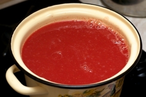 Для того чтобы законсервировать томатный сок, его обязательно нужно проварить в течение 30 минут на медленном огне, с момента закипания жидкости. В процессе кипения не забывайте помешивать сок.