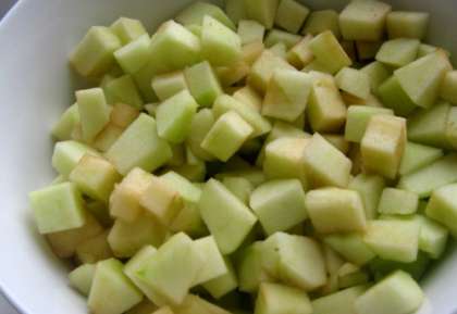Промойте яблоки, снимите с них кожицу и удалите сердцевину. Нарежьте фрукт небольшими кубиками.
