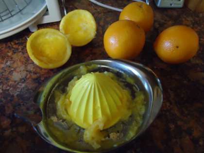 Апельсины промыть холодной водой. Разрезать цитрусы ножом на две части.